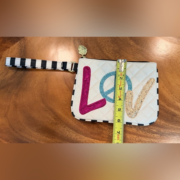 Betsey Johnson Quilted LOVE Glitter Wristlet Clutch Peace Sign NWOT - Picture 6 of 9